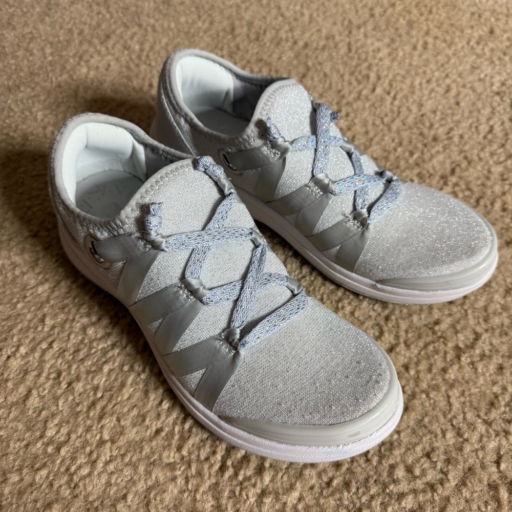 BZees Light Gray Sparkle Inspire Slip On Sneakers - Women’s Size 6.5